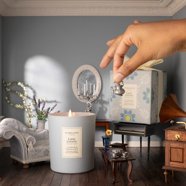 candela profumata alla lavanda e al fiore di luna little greene