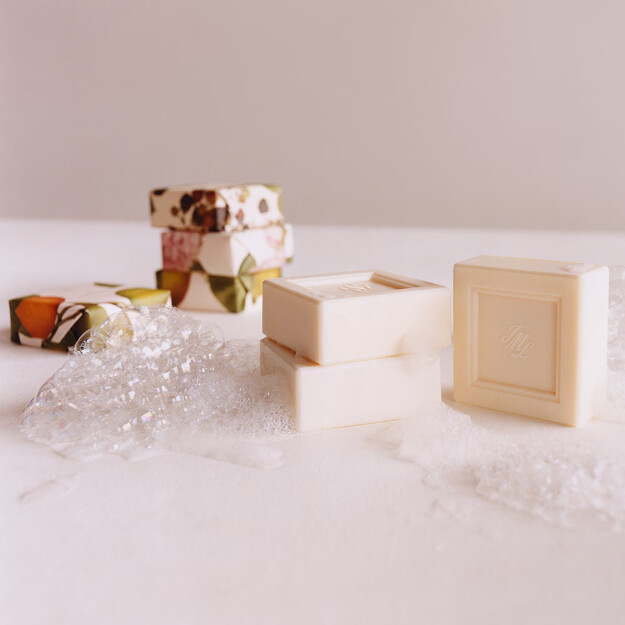 sapone scamosciato alla peonia e al fard