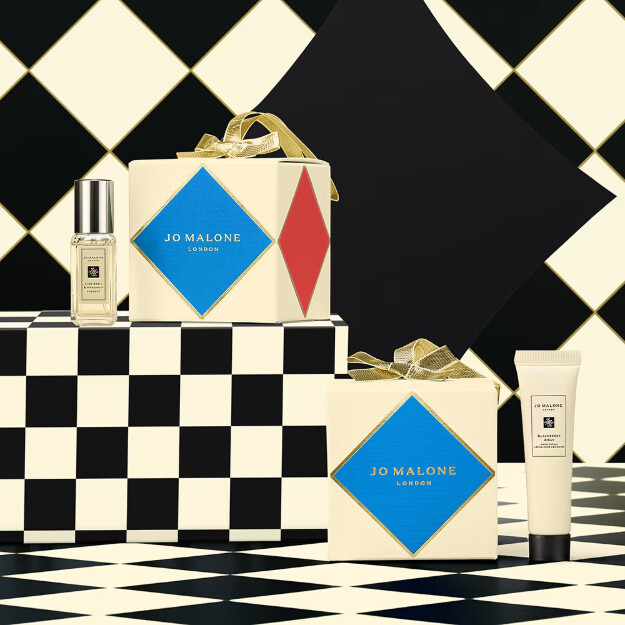 set regalo di ornamenti floreali rossi e blu